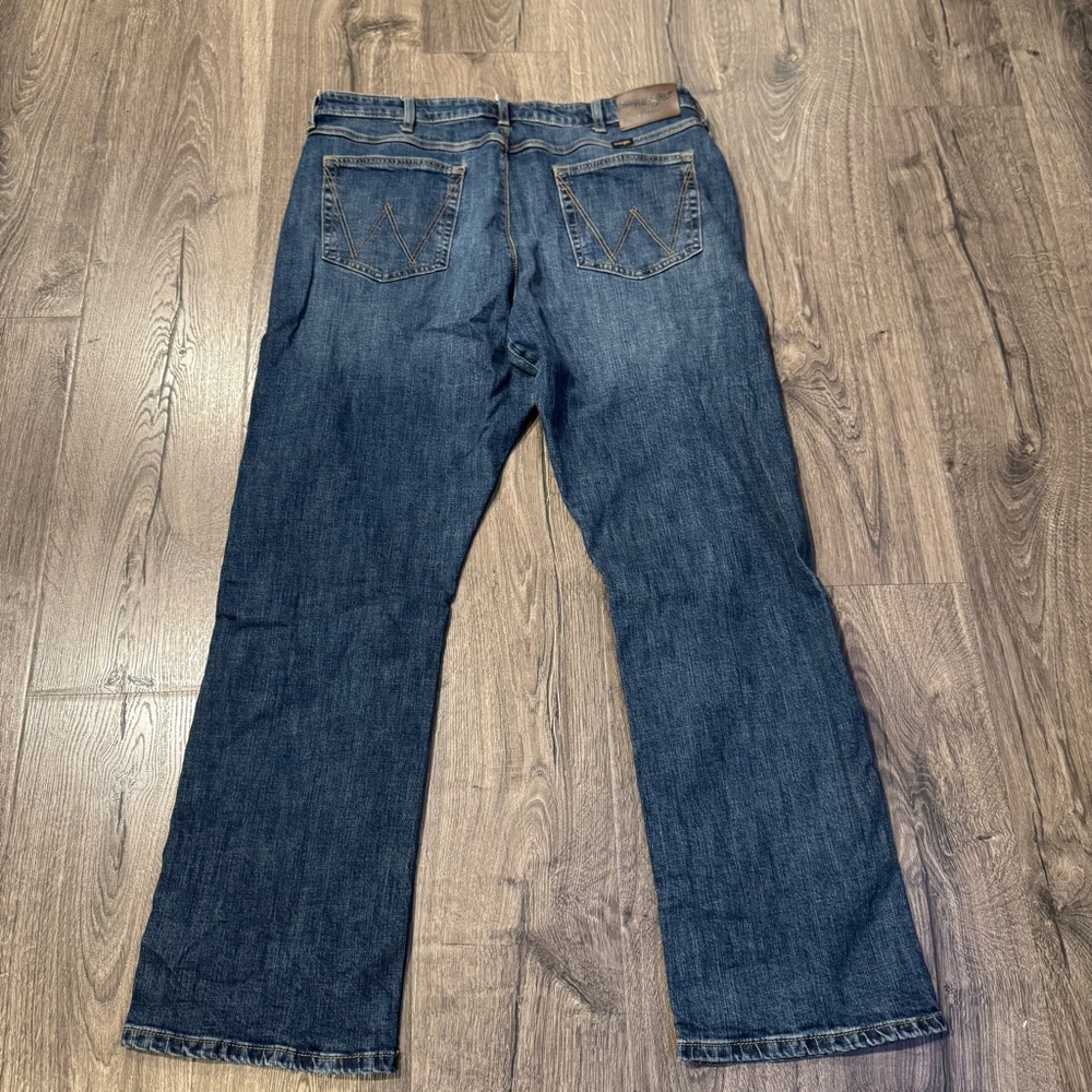 Wrangler peak comfort relaxed boot Men's Classic Blue Straight Jeans size 36x32 - Picture 9 of 15